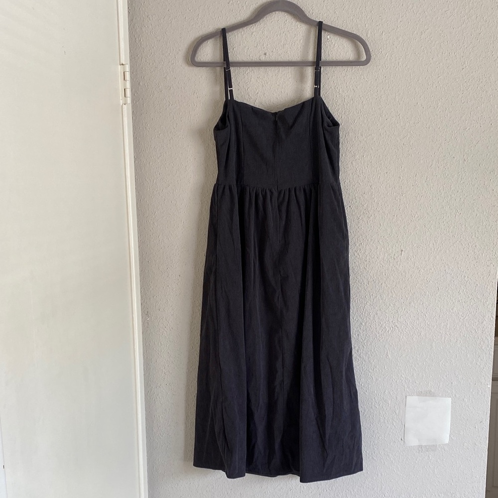 Chic Black Button-Down Midi Dress - Picture 3 of 9
